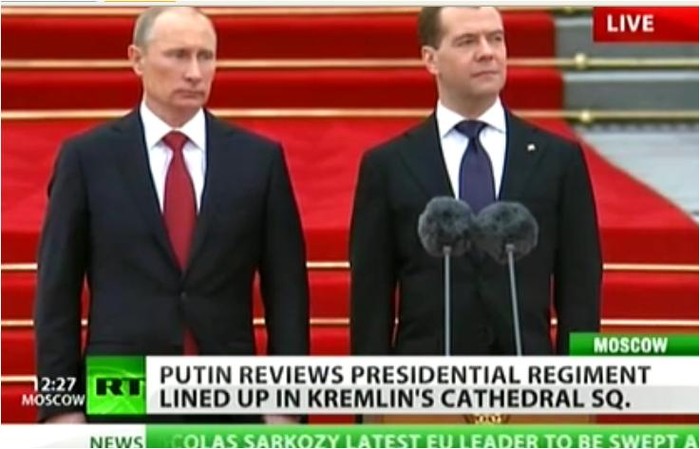 Sau lễ nghi trong nhà, tân Tổng thống Nga Putin và nhà lãnh đạo Medvedev - người sẽ giữ cương vị Thủ tướng Nga, kiêm Chủ tịch Đảng Nước Nga thống nhất cùng tiến hành lễ duyệt đội danh dự bên ngoài điện Kremli